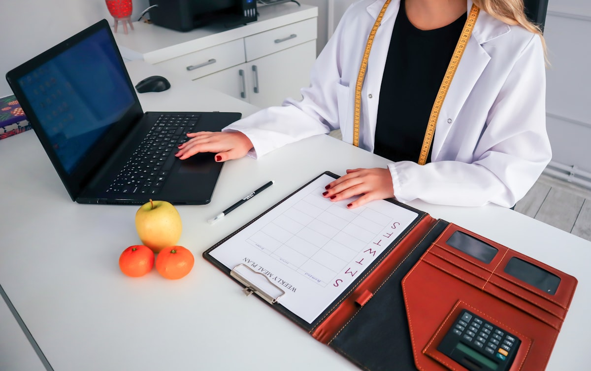 Experto en nutrición asesorando sobre alimentación saludable